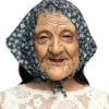 Gammel dame med tørklæde maske